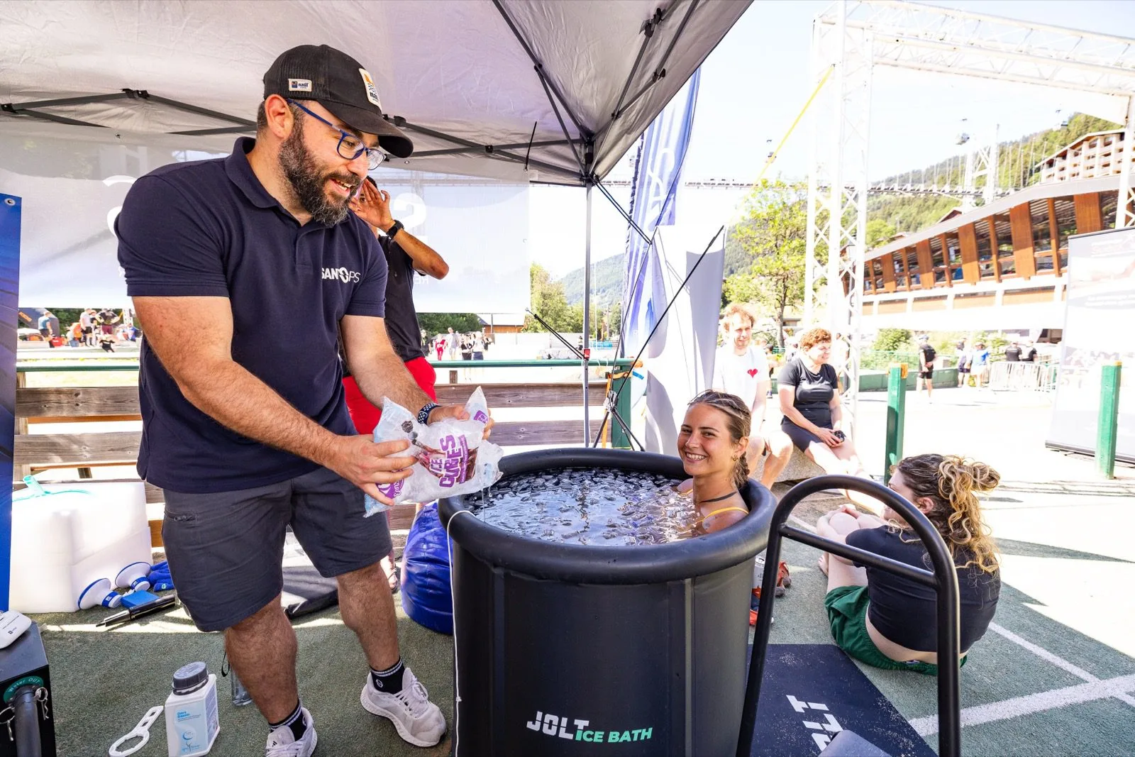 Athlète immergé dans un bain froid SANTOPS sur le stand de la Recovery Zone