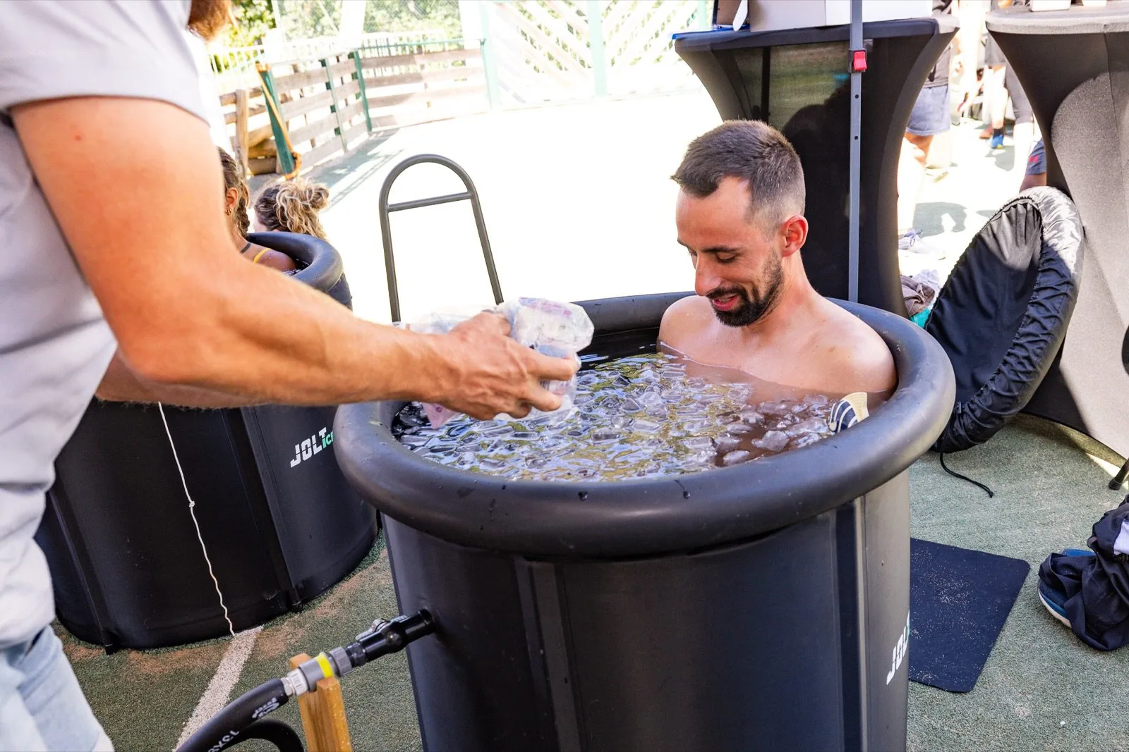 Deux bains froids installés sous le barnum SANTOPS sur le site de la course