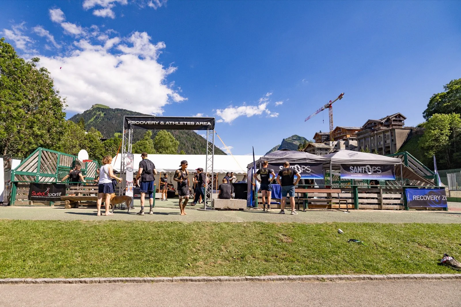 Le village Recovery & Athletes Area de Morzine avec les barnums SANTOPS