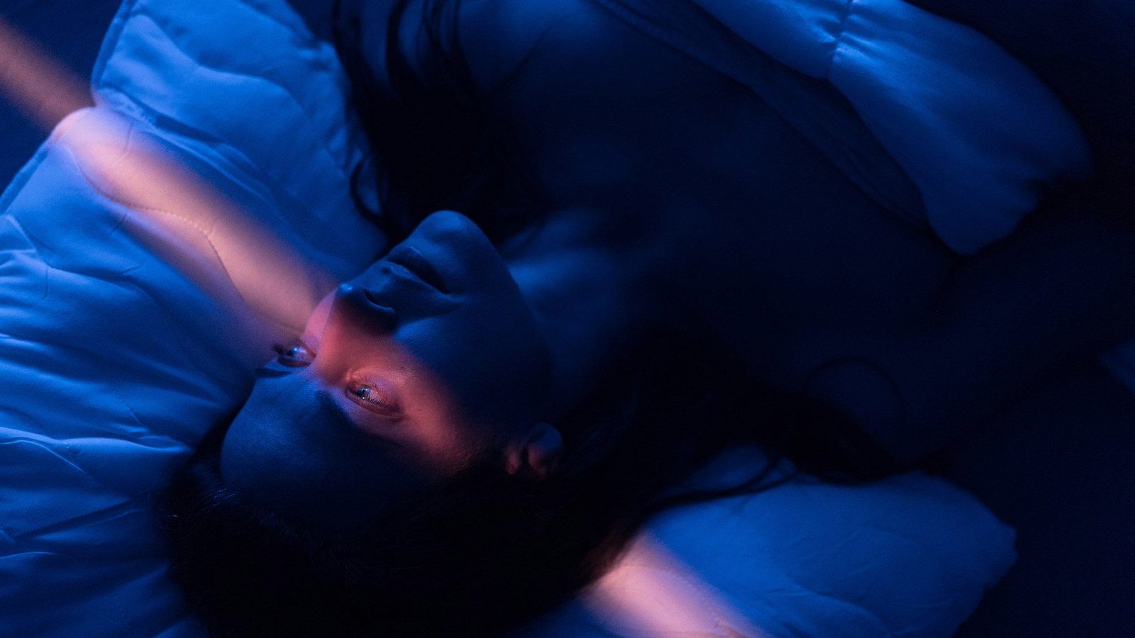 Sportif en récupération nocturne, sommeil profond et adaptation physique pendant le repos